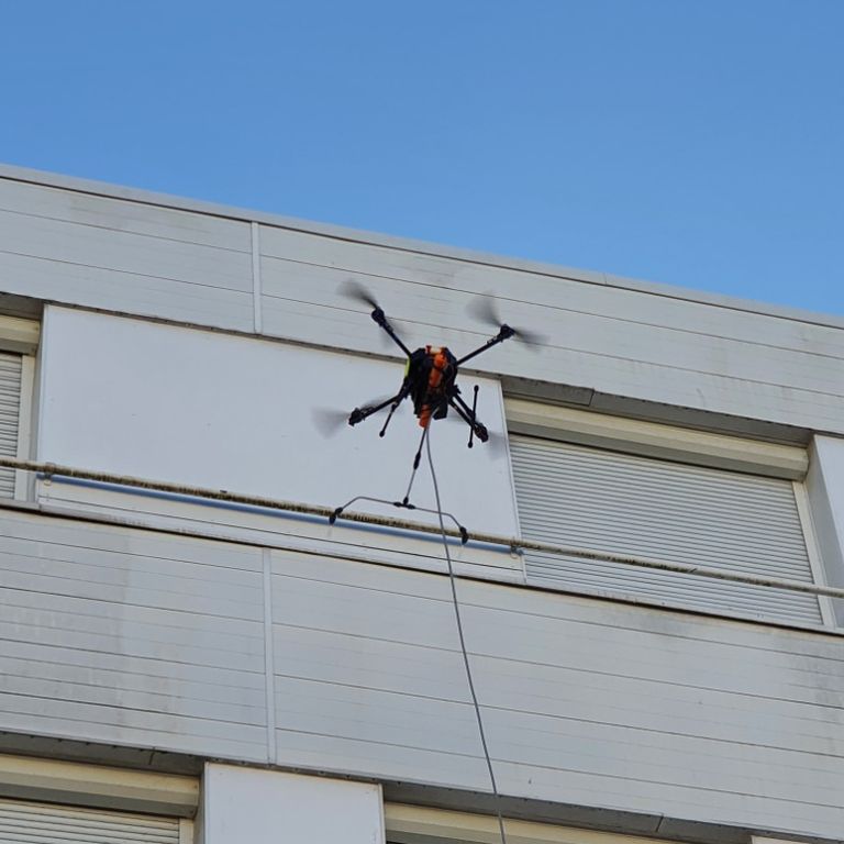 Nettoyage de façades par drone - Traitement des façades par drone - drone atlantique prestations
