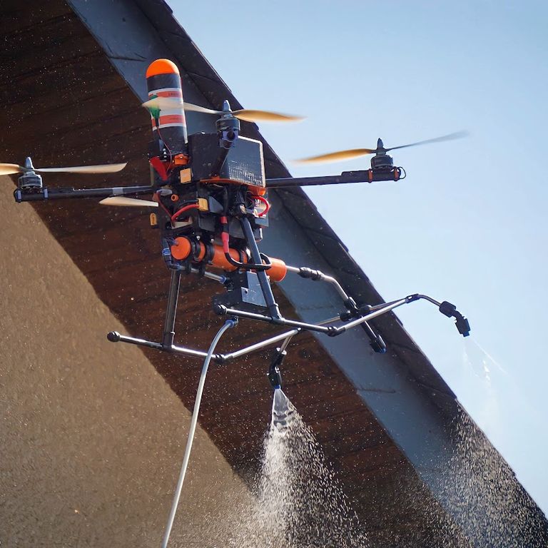 Démoussage toiture par drone - drone atlantique prestations